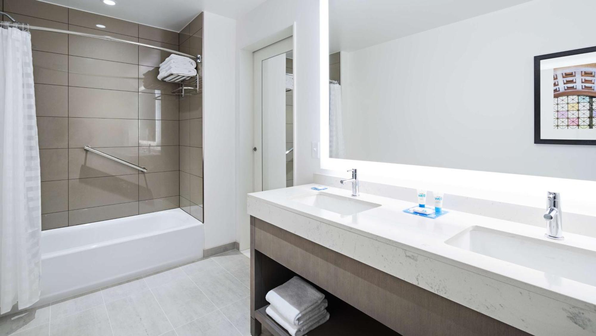 One-Bedroom King Suite with Tub - Disability Access,1281736990:JPEG