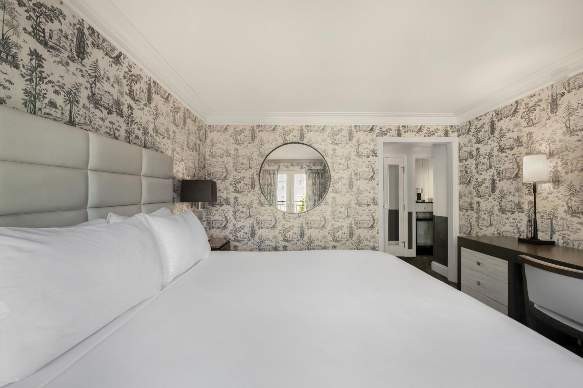 Deluxe King Room Accessible