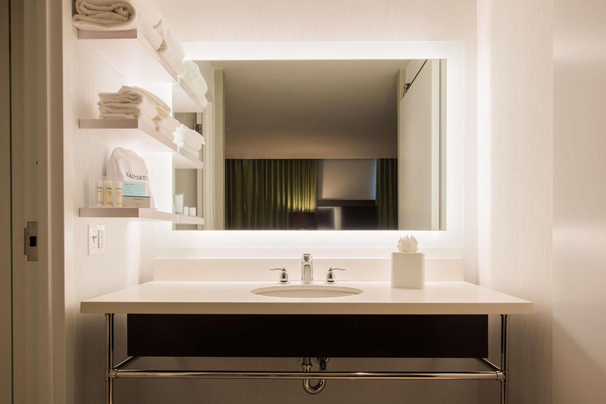 King Room with Roll-In Shower - Mobility and Hearing Access/Non-Smoking