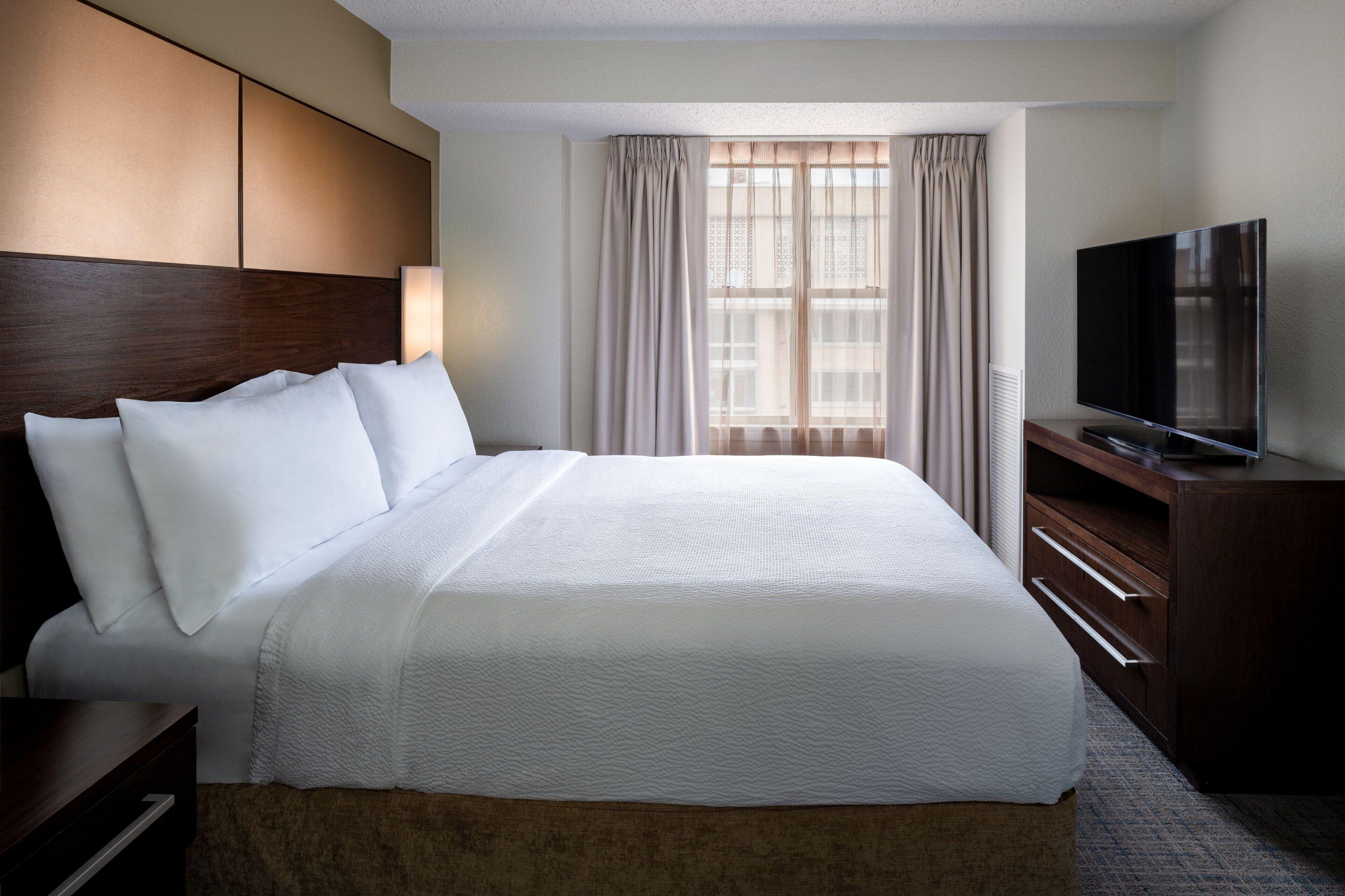 One-Bedroom Queen Suite with Sofa Bed,1709611531:JPEG