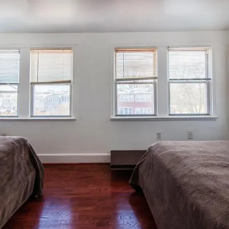 Spacious, Relaxing, 4 Bd 3.5 Ba Home In Petworth!-2