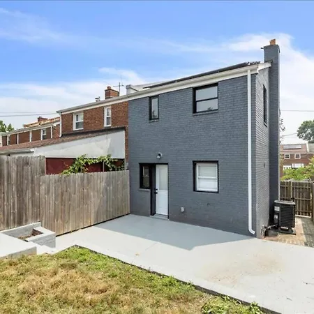 Quaint 3/2.5 Home In Fort Dupont-3