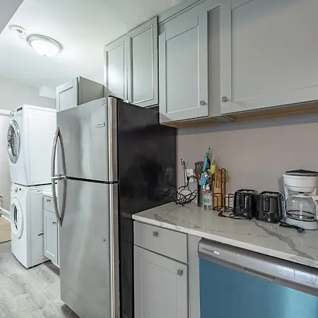 Modern Lux 2 Bedroom Condo Near Downtown-3