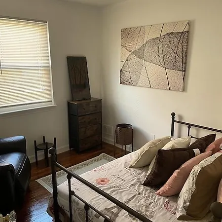 Cozy 2 Bedroom, Minutes From Capitol Hill-2