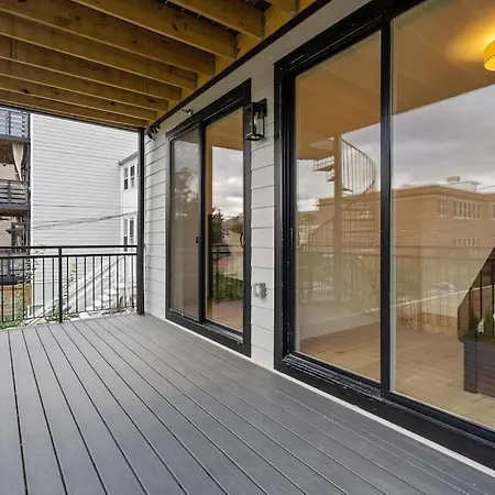 Capitol View 2 Dc Townhouse Condo With Private Backyard And Garage Parking-3