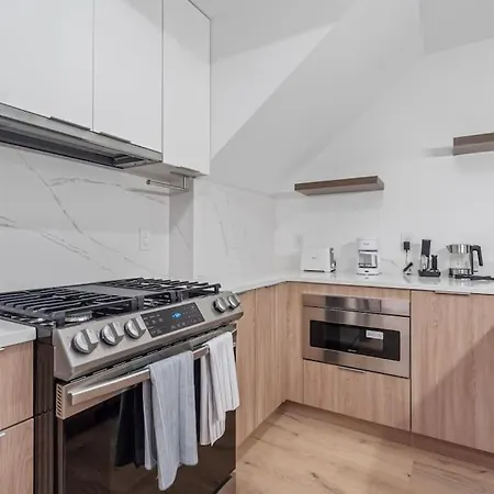 Capitol View 2 Dc Townhouse Condo With Private Backyard And Garage Parking-2