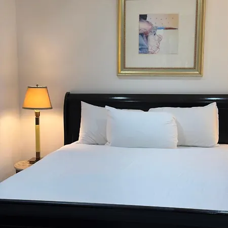 Comfy Basement Home 2 Bdrm1Den 3Queen Beds-2