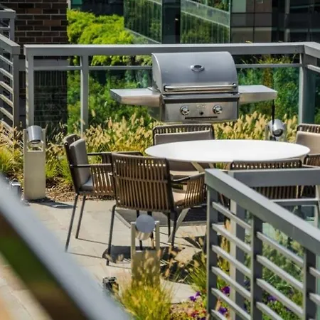 Global Luxury Suites Near Union Station-3