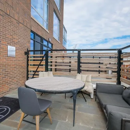 Global Luxury Suites Near Union Station-2