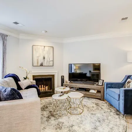 City Chic -- Your Walkable, Capitol Hill Home Away From Home!-3